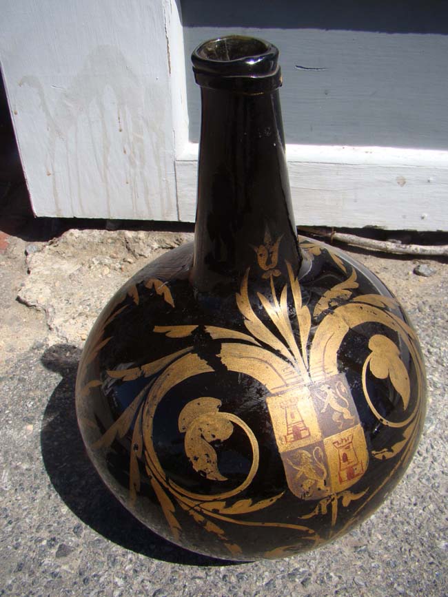 A rare early 18th century Dutch painted blown glass wine bottle with portrait of Lt. Admiral Pieter Pieterszoon Hein (1577-1629), Admiral of the Dutch fleet. — image 3